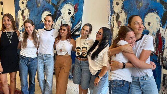 A atriz "Mulher Maravilha" Gal Gadot elogia o "poder" do refém do Freed Hamas durante uma visita emocional


