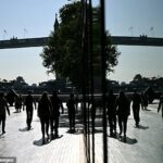 O boom do trabalho remoto acabou, propôs especialistas em imóveis, com os preços subindo no cinturão de Londres e cai mais longe (foto: passageiros no início deste mês)