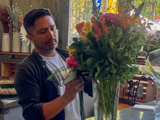 A carreira do design de flores começou com o encontro com o café dos cafés do San Jose Man

