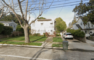 A casa com quatro quartos é vendida por US $ 5,8 milhões em Palo Alto 631 Coleridge Avenue - Google Street View