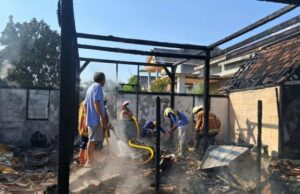 A casa de Suratmi em Sra. Foi queimada para fogo quando foi ao campo de arroz A casa de Suratmi em Sra. Foi queimada para fogo quando foi ao campo de arroz