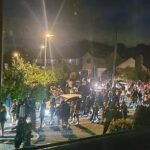 Uma casa de férias varreu quando uma reserva de rejeição de gênero foi transformada em um tumulto intoxicado de 200 pessoas