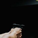 A casa do proprietário da casa atirou em 4 de julho, segurando -o nos braços da polícia