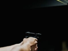 Suposto intruso ameaça ocupantes de casa e leva tiros A casa do proprietário da casa atirou em 4 de julho, segurando -o nos braços da polícia