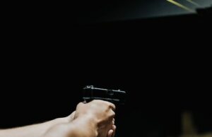 A casa do proprietário da casa atirou em 4 de julho, segurando -o nos braços da polícia A casa do proprietário da casa atirou em 4 de julho, segurando -o nos braços da polícia