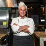 A causa da morte de Anne Burrell, a estrela da Food Network, foi revelada, cinco semanas após sua morte de choque aos 55 anos; visto em 2019