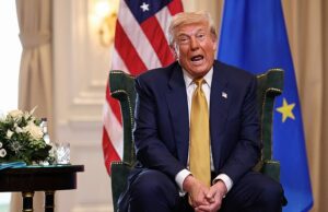 A condição misteriosa reaparece quando Trump visita a Escócia entre as preocupações sobre seu diagnóstico crônico Donald Trump apareceu com maquiagem em suas mãos novamente durante sua viagem à Escócia apenas algumas semanas depois que a Casa Branca explicou os hematomas misteriosos do presidente