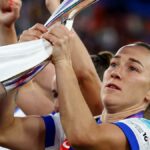 A defensora da Inglaterra Lucy Bronz diz que jogou no Euro de 2025 feminino com uma fratura de canela