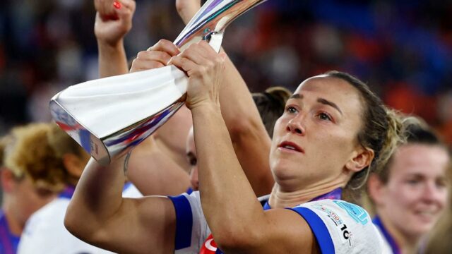 A defensora da Inglaterra Lucy Bronz diz que jogou no Euro de 2025 feminino com uma fratura de canela

