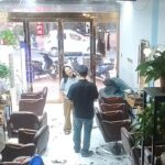 Uma mulher chinesa foi ao salão local para pegar um penteado, mas pediu para pedir emprestado algum dinheiro do proprietário quando percebeu que havia deixado sua bolsa em casa (foto: CCTV para o evento)