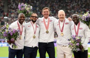 A equipe de revezamento masculino britânico recebe campeonato mundial 28 anos depois, após a desqualificação dos EUA A equipe de revezamento masculino britânico recebe campeonato mundial 28 anos depois, após a desqualificação dos EUA