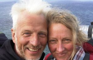 A escritora de Salt Road, Raynor Winn, diz que é “destruída” pelas acusações de que a doença de seu marido é feita após a reação O escritor de Salt Road Raynor Winn (à direita) foi deixado