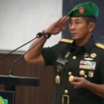 À esquerda do diretor administrativo de Bulog, tenente -general Novi Helmy Prasetya, escolheu ser um soldado TNI