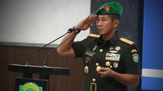 À esquerda do diretor administrativo de Bulog, tenente -general Novi Helmy Prasetya, escolheu ser um soldado TNI

