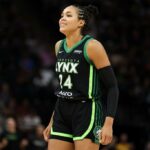 Nafesa Collier olha no terceiro trimestre da partida do campeonato da Copa de 2025 contra o Indiana Fever no Target Center em 1º de julho de 2025 em Minneapolis, Minnesota.