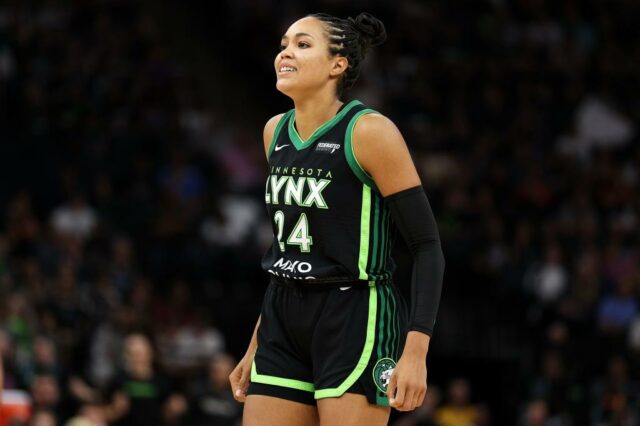 Nafesa Collier olha no terceiro trimestre da partida do campeonato da Copa de 2025 contra o Indiana Fever no Target Center em 1º de julho de 2025 em Minneapolis, Minnesota.