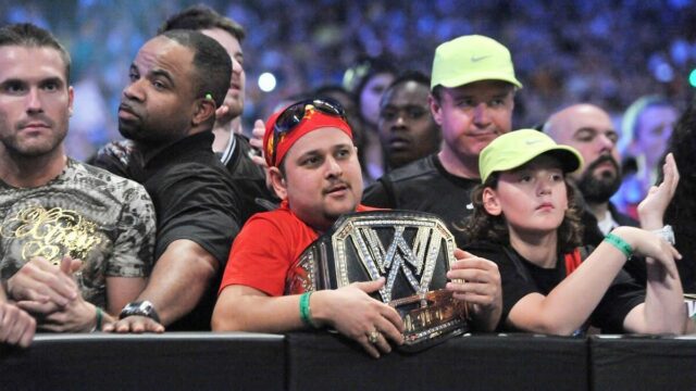 A estrela da WWE dá a expressão sincera depois que o estábulo sai oficialmente


