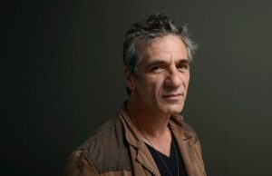 A estrela de Batman e Rambo, Alon Omboul, morreu 60 anos: tributos entram quando a estrela israelense desaparece depois de desabar na praia O ator israelense Alon Omboul morreu depois de desmoronar em uma praia, confirmaram fontes locais na terça -feira.