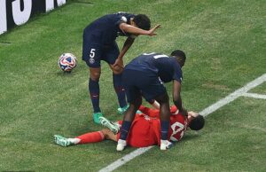 A estrela do Bayern Jamal Musial sofre de lesões de horror no confronto da Copa do Mundo de clube e deixa o goleiro do PSG Gianluigi Donnarumm em lágrimas e colegas de equipe em choque Jamal Musial sofreu uma lesão chocante na vitória da Copa do Mundo de 2 a 0 do PSG sobre o Bayern de Munique