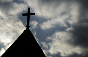A família cristã caçada por sua casa para se recusar a converter A família cristã caçada por sua casa para se recusar a converter
