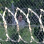 Ghislaine Maxwell foi retratada no FCI Tallahassee na semana passada, onde cumpre 20 anos de prisão por crimes contra o tráfico sexual ligado ao crime financeiro do bilionário