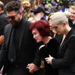 Imagem: The Legend of the Heavy Metal Ozzy Osbourne's Cortege viaja pela sua cidade natal de Birmingham
