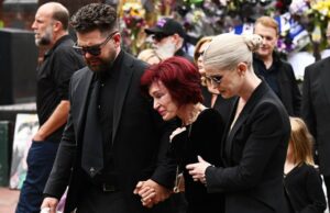A família de Ozzy Osbourne é emocional no funeral de Birmingham Imagem: The Legend of the Heavy Metal Ozzy Osbourne's Cortege viaja pela sua cidade natal de Birmingham