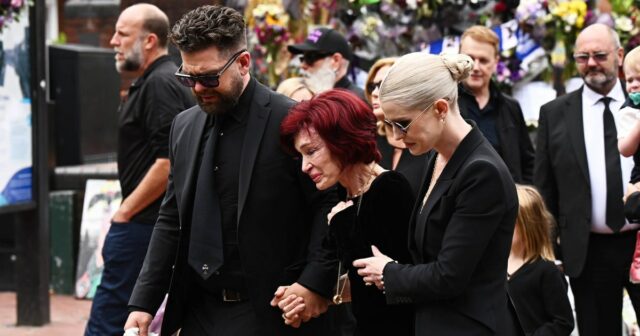 Imagem: The Legend of the Heavy Metal Ozzy Osbourne's Cortege viaja pela sua cidade natal de Birmingham