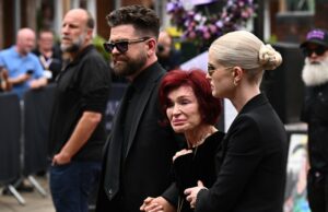 A família de Ozzy Osbourne é visivelmente emocional em sua procissão fúnebre As estrelas reagem depois de Ozzy Osbourne Death Lady Gaga Adam Sandler