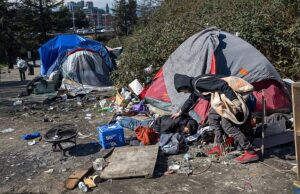 A família européia tardia revelou que eles visitaram onde nunca se sentiram tão incertos “ Um redditor não identificado e sua família ficaram em um hotel em Central Seattle durante uma visita a Emerald City recentemente e disseram que foi o mais incerto que eles já conheceram por causa do problema dos sem -teto (foto: um acampamento de sem -teto em Seattle 2022)