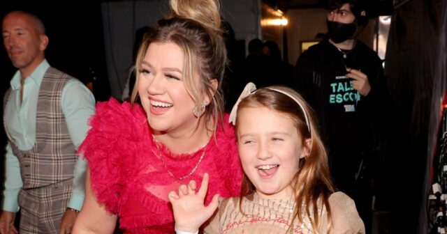 A filha de Kelly Clarkson, 11, Dúa, sua 'música favorita' com a mãe em Las Vegas

