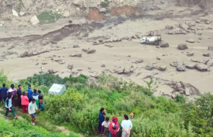 A fronteira do Nepal-Chinese foi destruída; Sete mortos, 18 perdidos A fronteira do Nepal-Chinese foi destruída; Sete mortos, 18 perdidos