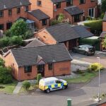 As autoridades compareceram à meia -estrela em Austhorpe Court (foto), onde foi confirmado que a garota de três anos -morreu