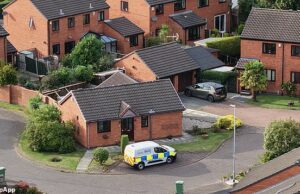 A garota de três anos morre e a mulher presa por suspeita de assassinato quando a polícia desce na casa As autoridades compareceram à meia -estrela em Austhorpe Court (foto), onde foi confirmado que a garota de três anos -morreu