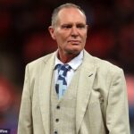 Paul Gascoigne se recupera em casa depois de ser libertado do hospital após seu colapso na sexta -feira passada