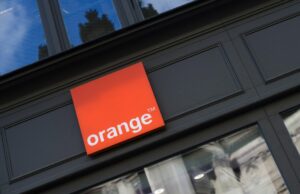 A gigante de telecomunicações Oranje alerta contra distúrbios no meio do ataque cibernético contínuo An Orange SA logo sits on display outside the Orange Paris Opera boutique mobile phone store in Paris, France, on Wednesday, July 29, 2020.