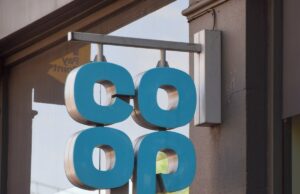 A gigante do varejo do Reino Unido Cooper the sign of a co-op store in London