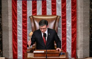 A “grande e bonita conta de Trump” passa apesar dos rebeldes republicanos … aqui estão os cortes de impostos cruciais que você precisa saber sobre Presidente Mike Johnson manda a voz passageira do presidente Donald Trump's
