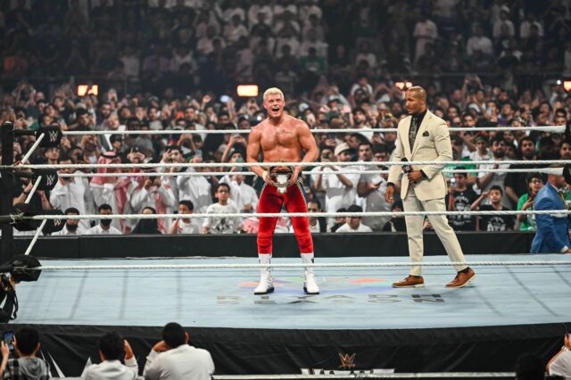 A lenda da WWE envia um aviso para Cody Rhodes


