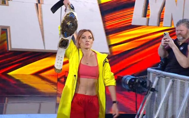 A lenda da WWE, os fãs de Becky Lynch em Raw de uma ótima maneira com suas roupas.

