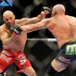 A lenda do UFC Randy Couture (L) correu para o hospital depois de sofrer ferimentos graves