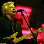 A lenda do rock dos anos 70, Dave Edmunds, lutando por sua vida no hospital depois de sofrer uma grande parada cardíaca