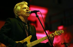 A lenda do rock dos anos 70 luta por sua vida no hospital depois de sofrer uma maior parada cardíaca que o deixou com danos cerebrais A lenda do rock dos anos 70, Dave Edmunds, lutando por sua vida no hospital depois de sofrer uma grande parada cardíaca