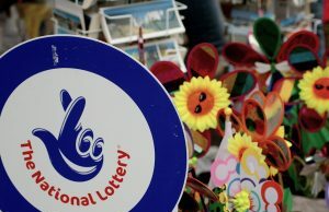 A loteria nacional do Reino Unido para fechar temporariamente para as principais atualizações técnicas Um prato com