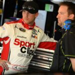 A mão direita de Denny Hamlin, a assembléia do motorista interrompe as decepções mecânicas