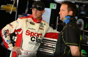 A mão direita de Denny Hamlin, a assembléia do motorista interrompe as decepções mecânicas A mão direita de Denny Hamlin, a assembléia do motorista interrompe as decepções mecânicas