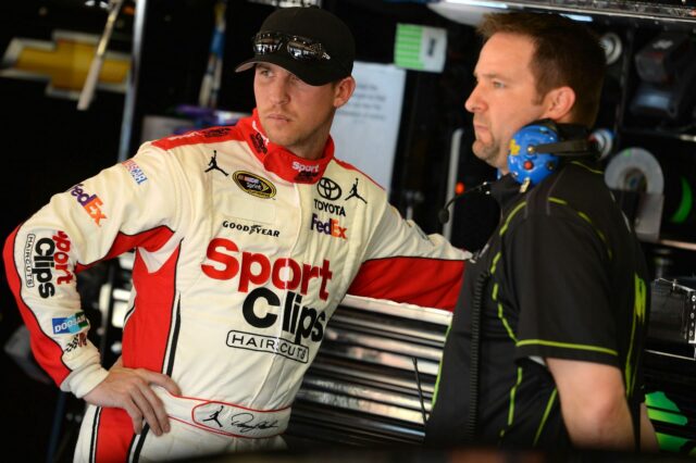 A mão direita de Denny Hamlin, a assembléia do motorista interrompe as decepções mecânicas

