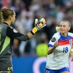 A estrela do Arsenal esmagou a bola no canto superior, passando pela Cata Coll da Espanha para ganhar o euro