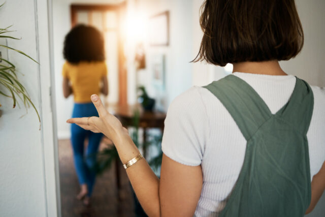A mulher tem uma convocação aleatória com o amigo da bolsa, não preparado para a acusação

