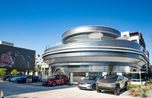 A penalidade de Elon Musk Dinner atingiu o protesto dos nazistas infláveis A penalidade de Elon Musk Dinner atingiu o protesto dos nazistas infláveis